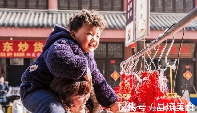 浩浩|4岁男孩掉入油锅，奶奶的行为救了孙子，医生称赞：平时没少看书