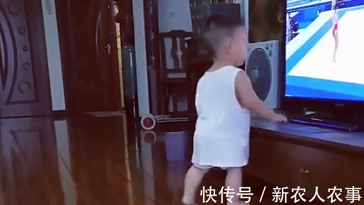 东京奥运会|一岁半的小萌娃看东京奥运会,迷上了中国体操队,神操作引笑众人