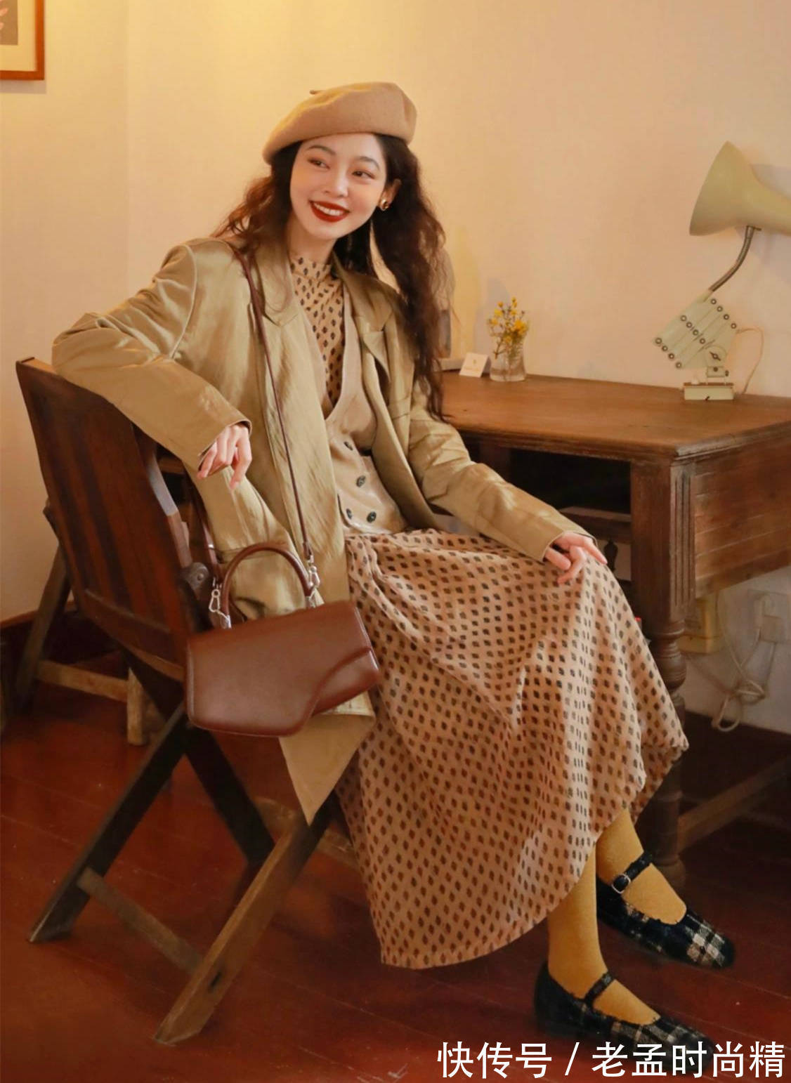 穿搭 半身裙下面不一定配高跟鞋,今年流行这样穿