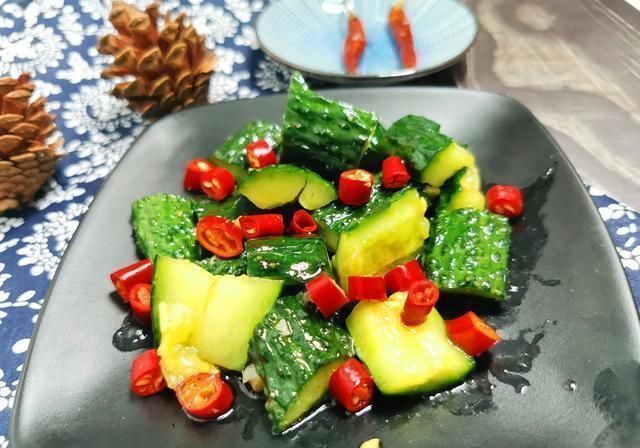 黄瓜蒂|买黄瓜时,挑直的还是弯的老菜农说漏了嘴,以后别买错了