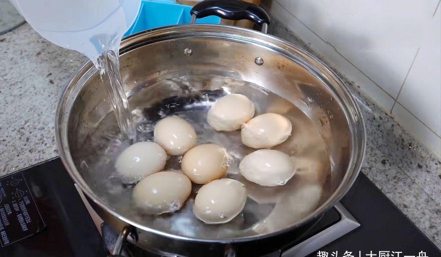 水煮鸡蛋，切记不要冷水下锅！教你这3招，蛋壳一碰就掉