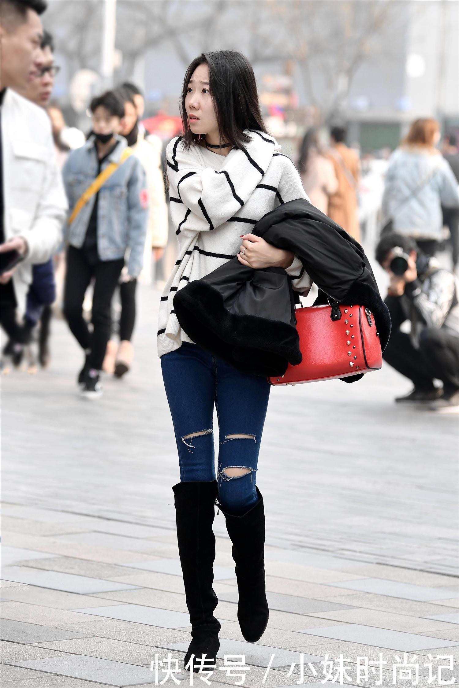街拍:穿着紧身牛仔裤的姑娘,都是对自己身材非常自信,搭配出气质美