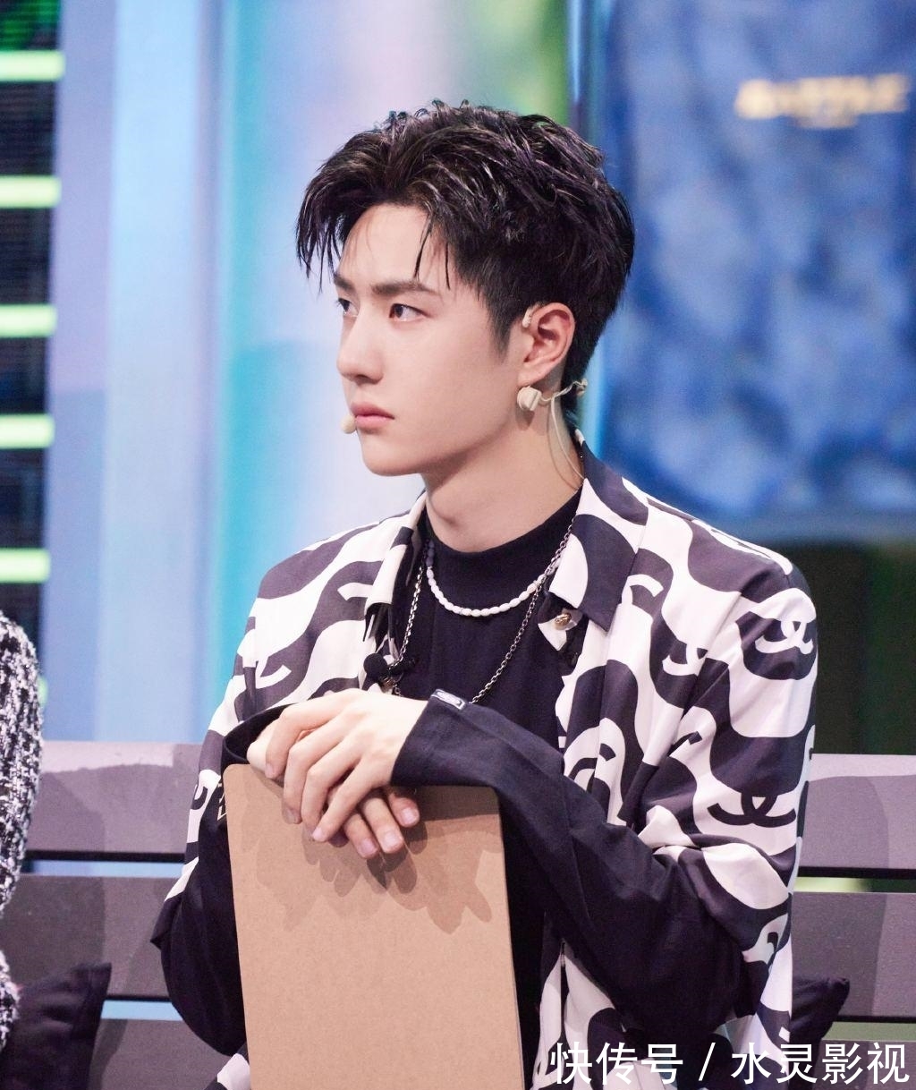 b張藝興王一博《街舞》搶人說辭好逗，卻把老外整懵，戴兔耳朵跳舞畫風可愛