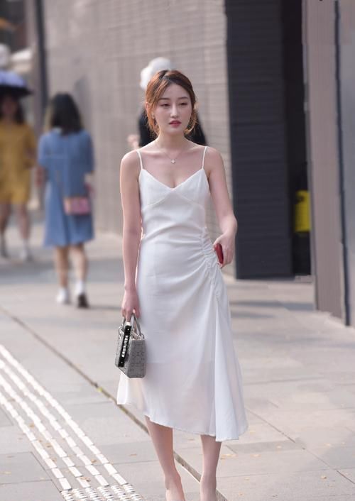 一件白色丝绸吊带长裙,小姐姐美的让人不敢亵渎