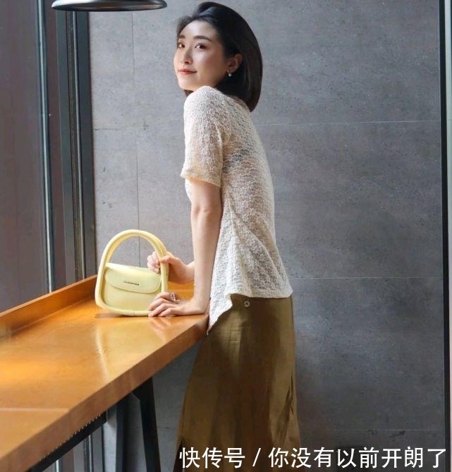 宽松|怎么穿搭才能成为精致的女人？简约休闲风就很高级，值得细细品味