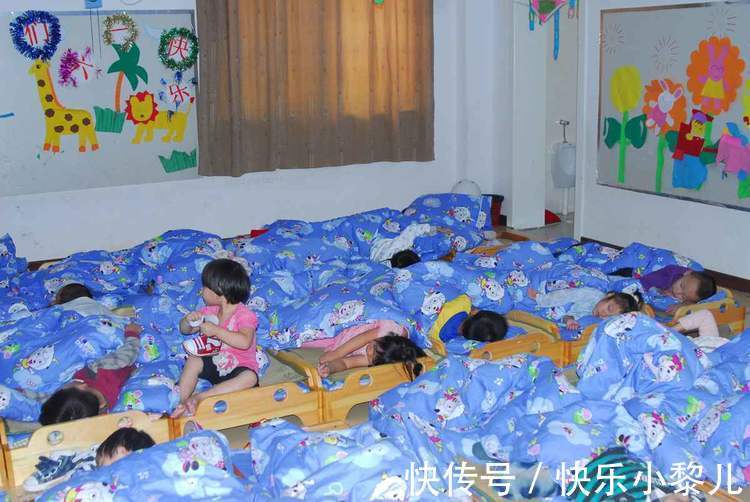 家长群|幼儿园男女“混厕”,看似很和谐,但一个画面让家长意识到危机感