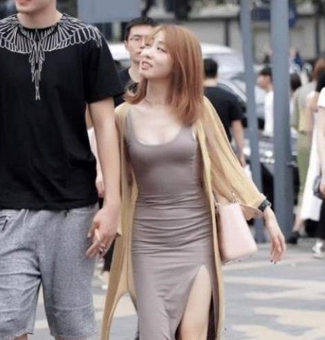 合身感 小哥哥逛街都不撒手,这个女朋友太幸福了吧