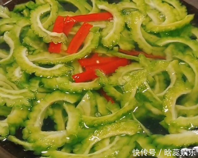 “苦瓜炒鸡蛋”不苦，有诀窍，出锅后色泽鲜亮，营养美味