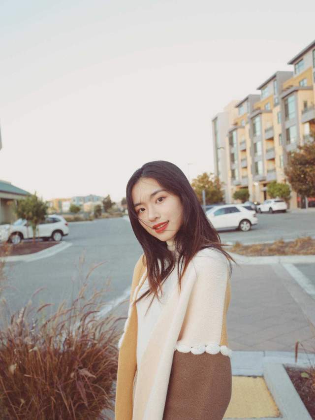 针织衫|25、35岁的韩系穿搭技巧分享,针织衫搭配百褶裙,精致高级又优雅