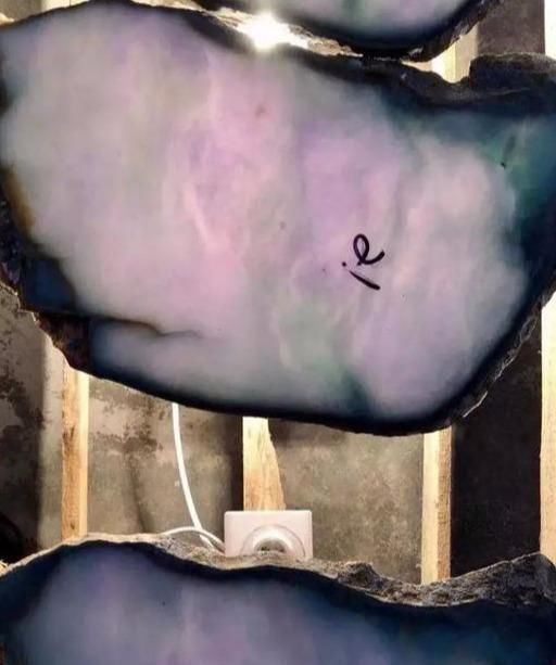  翡翠|117公斤巨型原石，足足切出28片春带彩翡翠，放眼望去