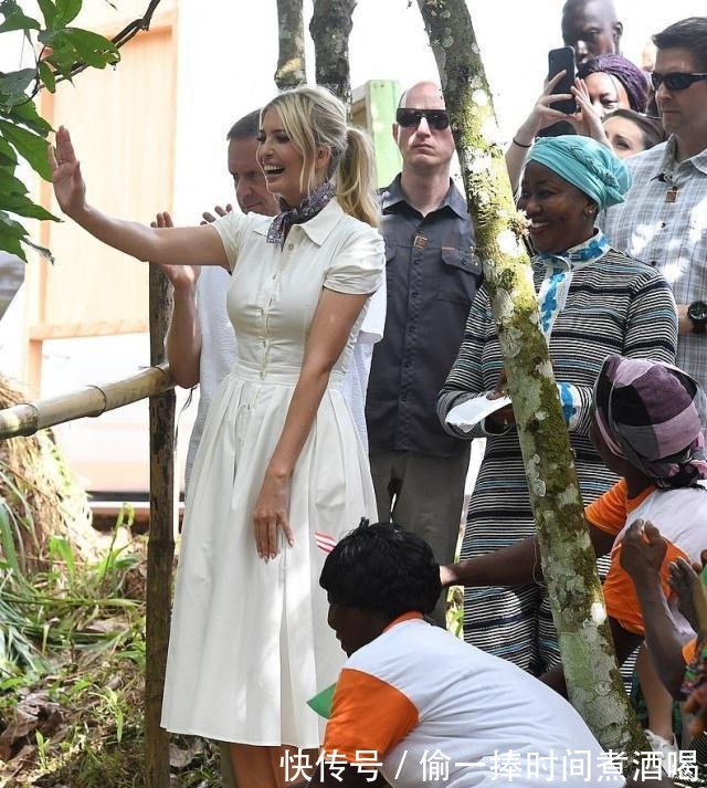 金发|伊万卡扎马尾装嫩,素颜皮肤白到发光,时尚感真强!