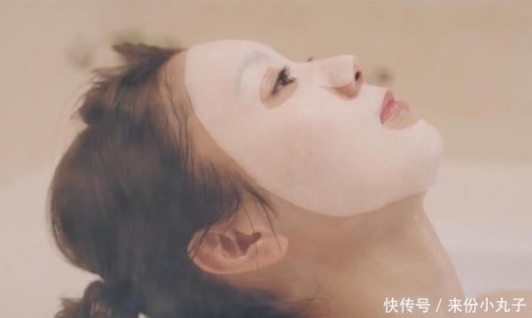 面膜里的那张塑料纸有什么用?很多人都扔掉了,难怪效果那么差