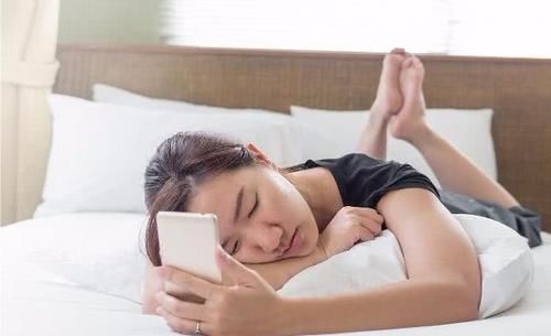 手机|睡觉时将手机放在枕边有“辐射”吗答案可能和你想的不一样