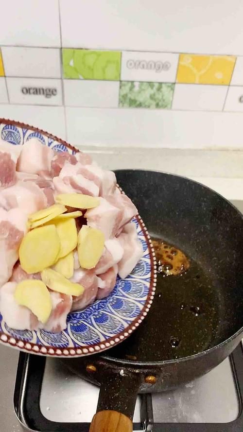  年菜少不了的红烧肉。
