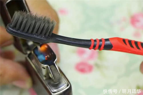 作用|今天才知道,两个废旧牙刷绑一起,作用真是厉害,不学实在太亏了