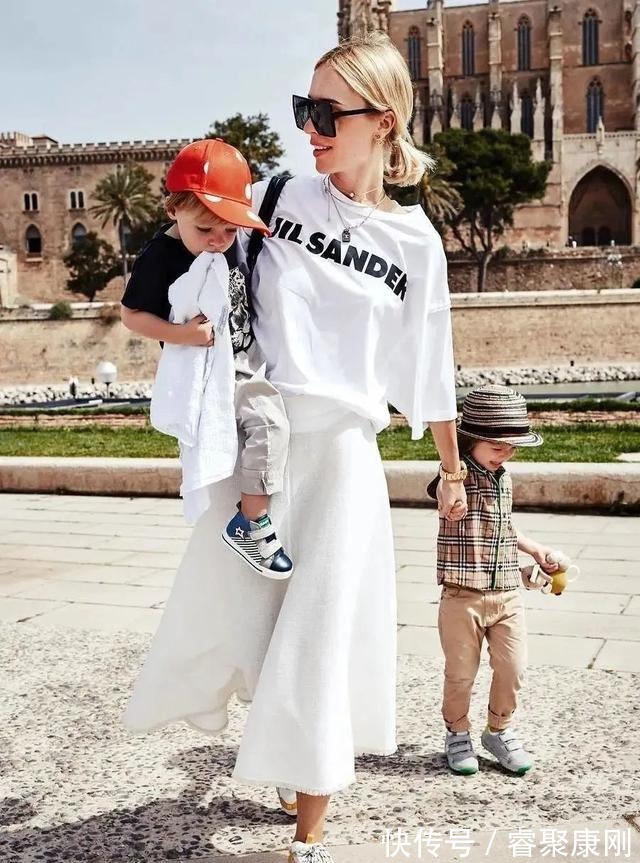 随性|卫衣+半裙=早秋最火混搭套路,时髦又有女人味