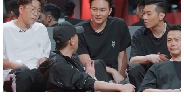 真声|综艺《披荆斩棘的哥哥》，一团糟的舞台是怎样造成的？