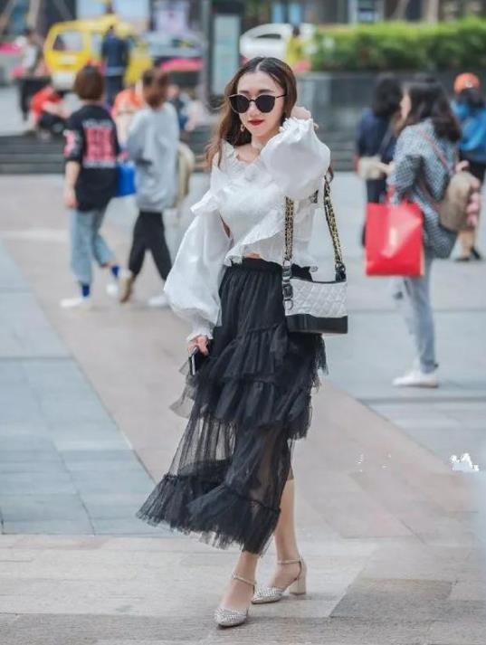 街拍：瑰姿艳逸的小姐姐，衬衫配黑色纱裙，时尚优雅