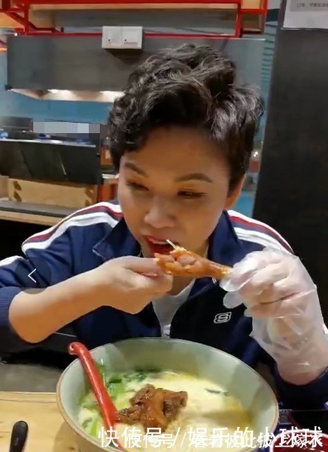 曝光|邓亚萍近况曝光超朴素!啃鸡爪直接用手接骨头,回归田园醉心种菜