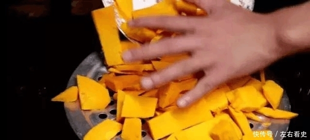 倒入|婆婆教我用这个方法做的南瓜饼,不粘手不粘锅,营养丰富口感软糯