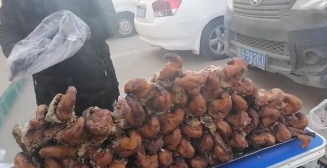 大叔起早贪黑卖“它”,20元一只,半天卖不出,内行人直接买五只