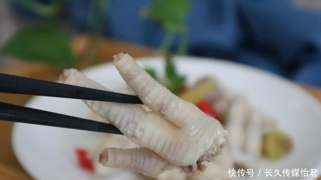  鸡爪最美味的吃法，香辣美味，嚼劲十足，好吃到停不下来