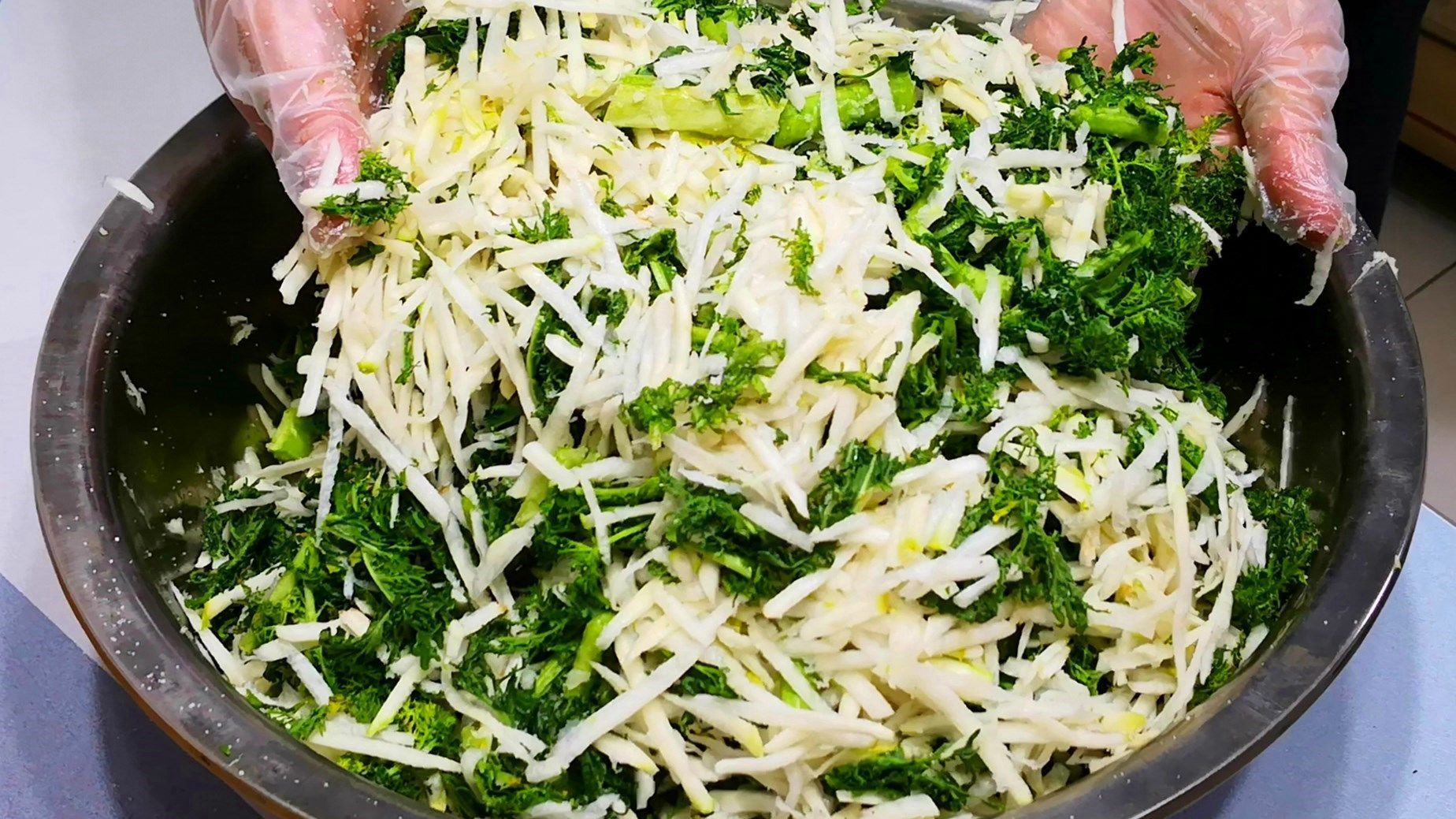 腌芥菜,最忌直接加盐腌,老妈用了30年的秘方,香味浓郁不易坏