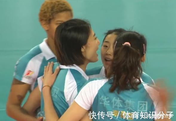 半决赛|3-0，天津女排13连胜晋级半决赛，李盈莹乐开花，上海队赢得尊重