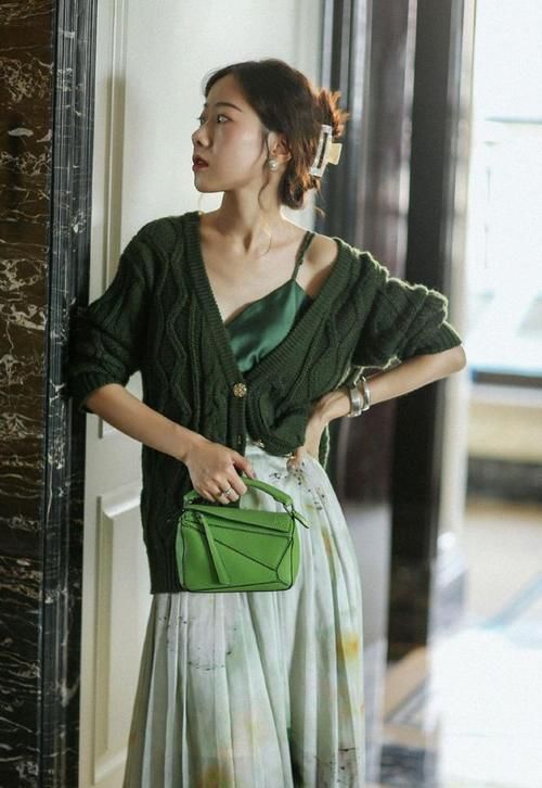 穿搭 见过世面的女人，穿针织衫从不“将就”，这些搭配高级精致又温柔