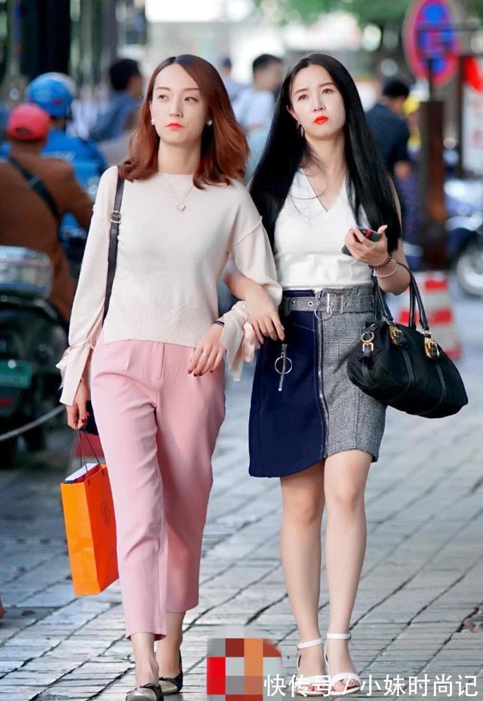 街拍|街拍美女:美丽的闺蜜一起逛街,感觉穿裙子的小姐姐颜值要高一点哦