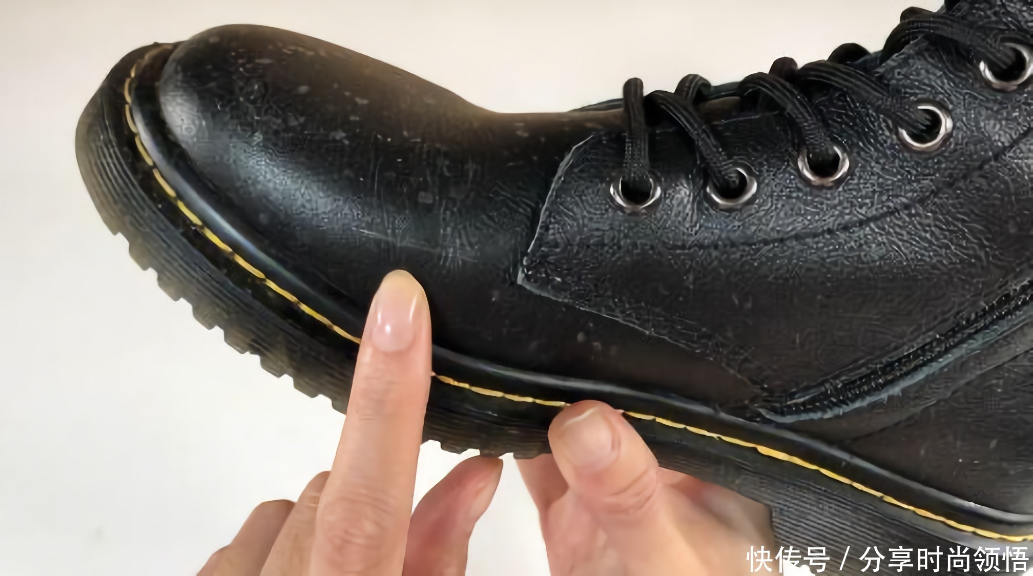 皮鞋划伤了怎么修复?试试这3种修复方法,不用多花钱也能办得到