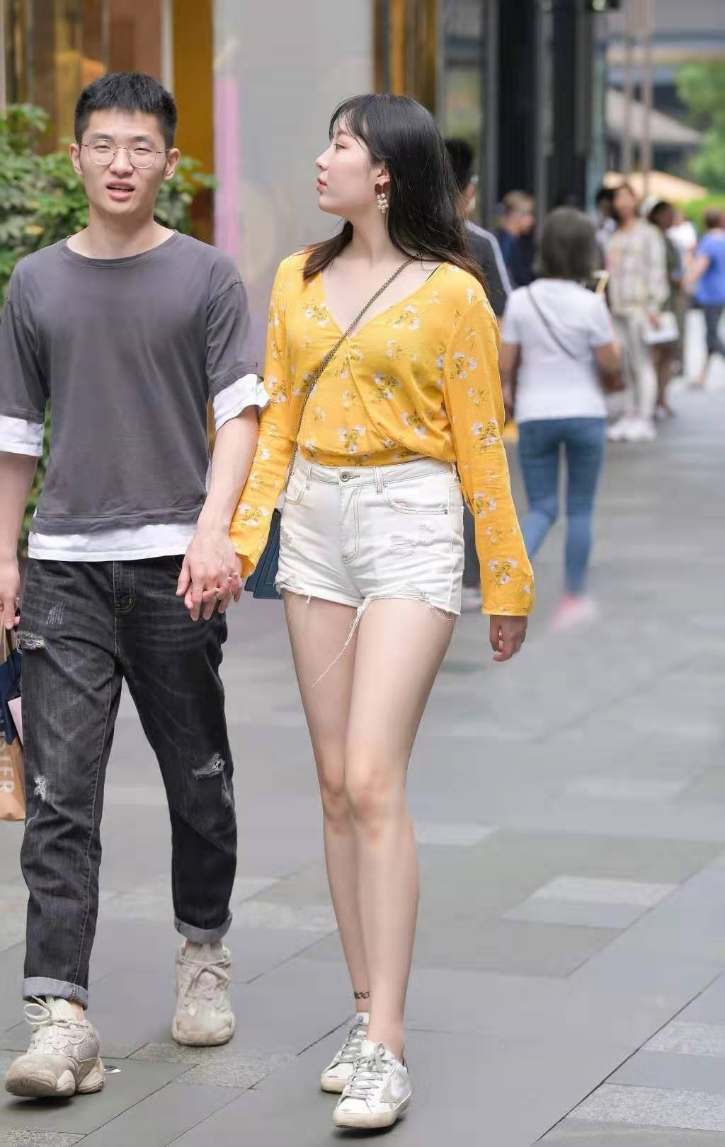 街拍选择时尚个性的短裤穿搭,清凉又减龄,帮你美出新高度