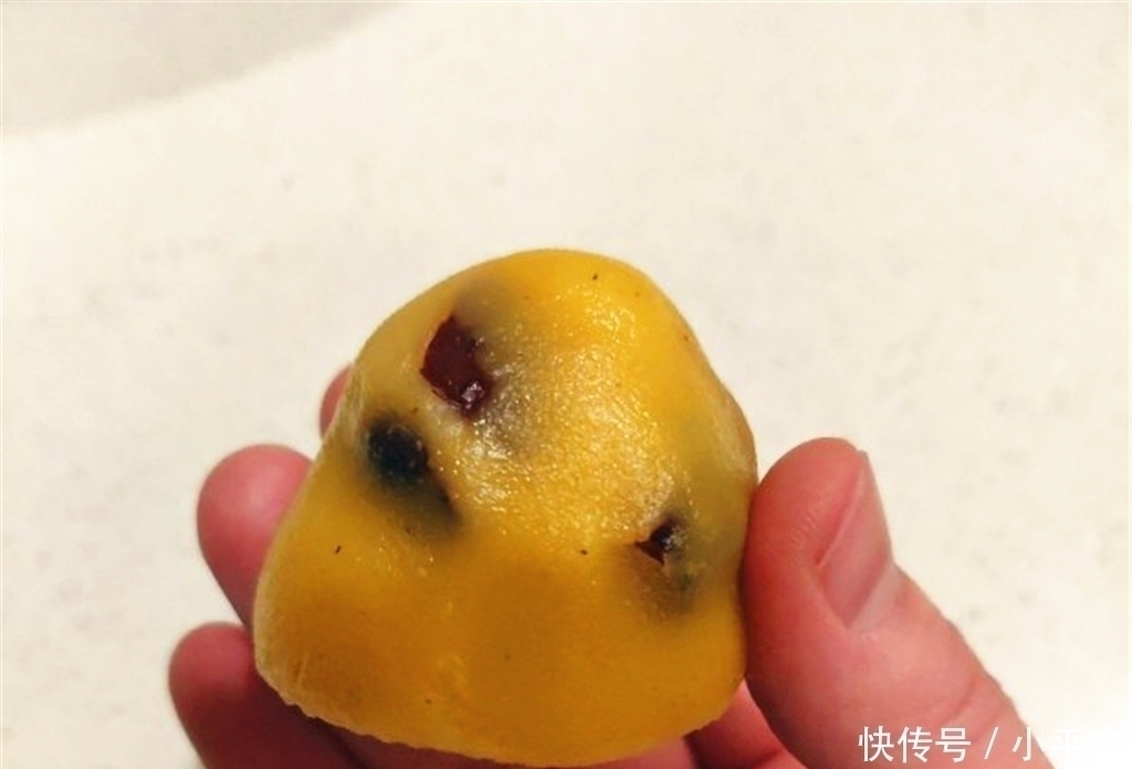 红枣碎|玉米面最好吃的做法,加1把红枣,捏一捏,出锅大人孩子抢着吃