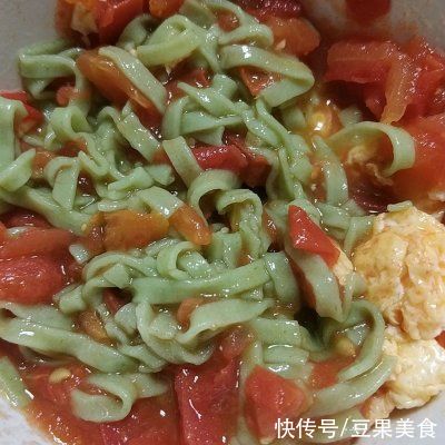  做法|西红柿鸡蛋菠菜绿色面条的别样做法，吃过的人都喜欢