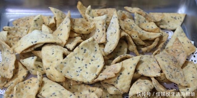 面点师偷偷告诉你,炸麻叶香酥焦脆的秘诀,原来技巧在和面上