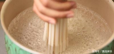 超级好吃的一碗面,10分钟就搞定,比葱油拌面香多了