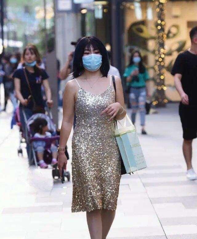耐看|打底裤的装扮时髦又高级，展现不一样的女性美，耐看又不过时