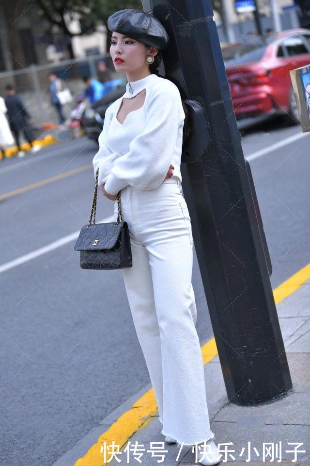 苗条美女的时尚造型,高领打底衫搭配白色牛仔裤,穿出圆润身材
