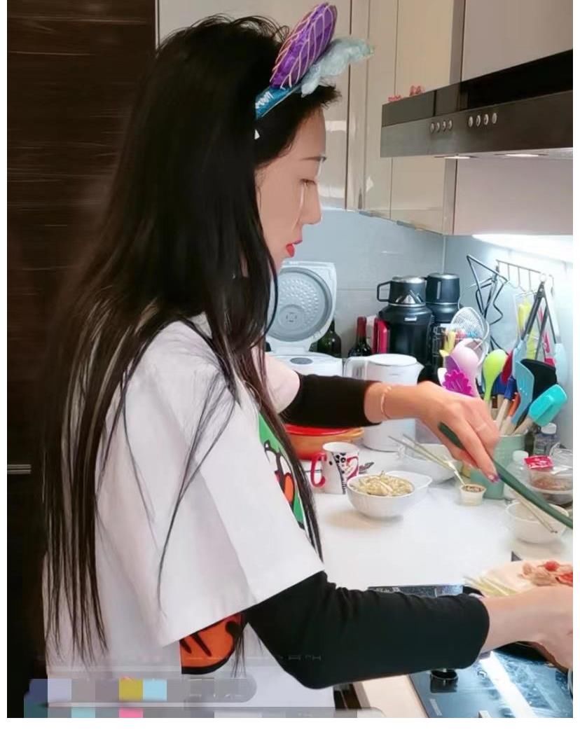 陈浩民蒋丽莎夫妇直播做饭，被吐槽作秀，网友：用剪刀炒菜？