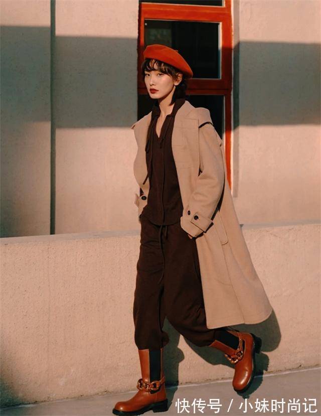 裸靴|最近火了一种过年穿搭,叫“长大衣+红色靴子”,洋气喜庆又高级