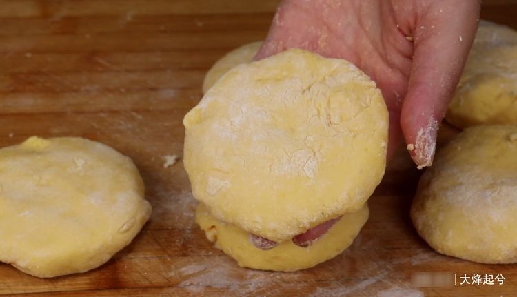 玉米面最神奇的做法,不蒸不炸,开水一烫,健康好吃,出锅就抢光