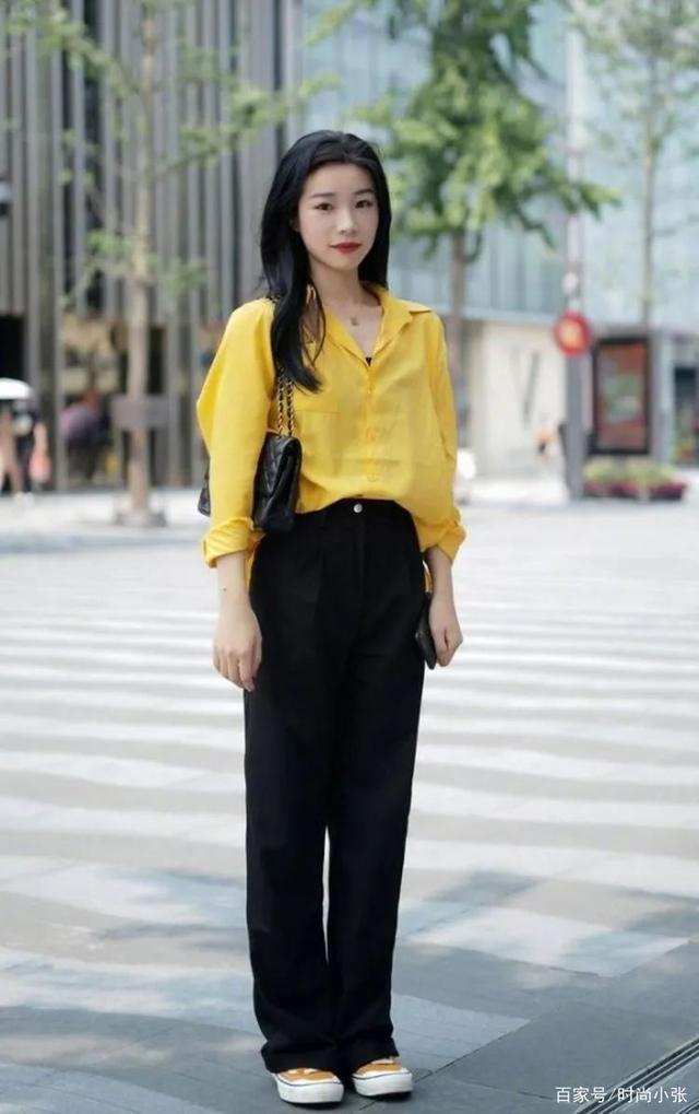 淑女风|浅色的毛绒上衣搭配蓝色牛仔裤,看上去很有淑女风的样子