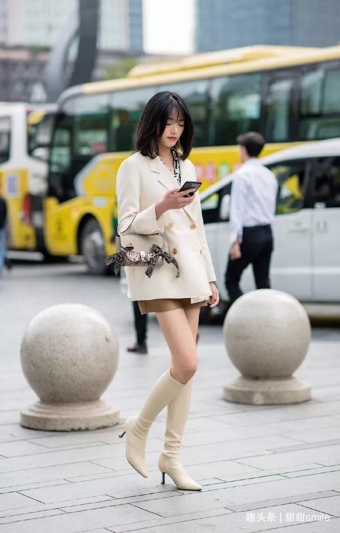 美女牛仔连衣裙搭配一双尖头的高跟靴子,穿起来十分惊艳