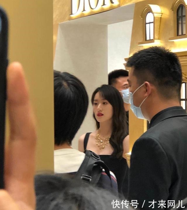 接连登上热搜,袁冰妍生图被夸,成毅却被吐槽不如蔡徐坤!