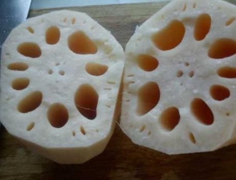 莲藕一下锅炒就发黑？大厨教我1个妙招，藕片白净爽脆超好吃