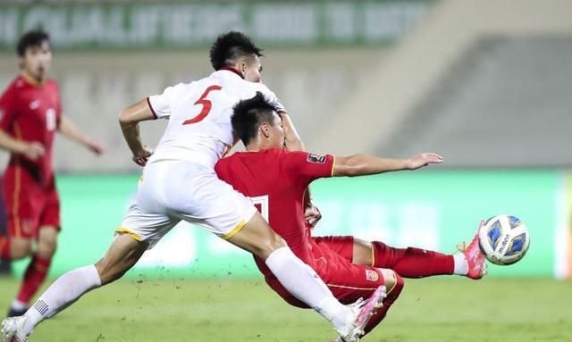 球迷们|国足惊险夜！煮熟的鸭子差点飞了，稀松的后防线令人担忧