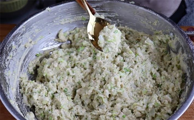 炸丸子有人放淀粉,有人放面粉,都不对,教你正确做法,太香了