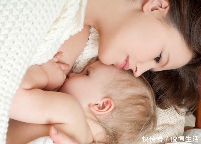 母乳|双胞胎妹妹吃母乳，姐姐吃奶粉，5个月后两个宝宝的差别让人心疼