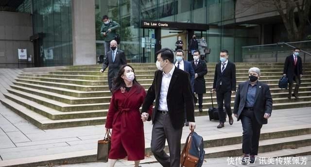 红色|难怪孟晚舟不畏磨难!穿红色睡袍大衣是女强人,可牵手老公有依赖