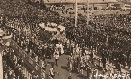 李鸿章|李鸿章访问沙俄,饭后吸一口烟看傻俄国官员,感叹:难怪清朝会输